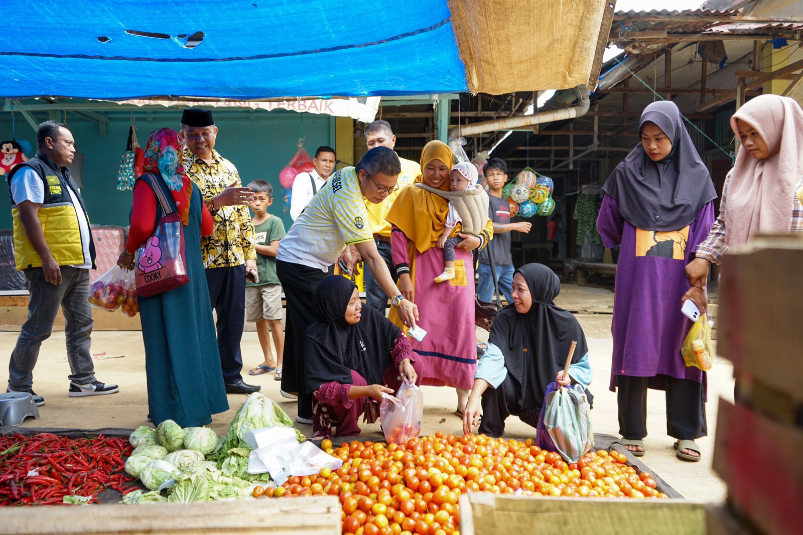 Sapa dan Traktir Pengunjung Pasar Wawondula Luwu Timur, Taufan Pawe Disambut Antusias  